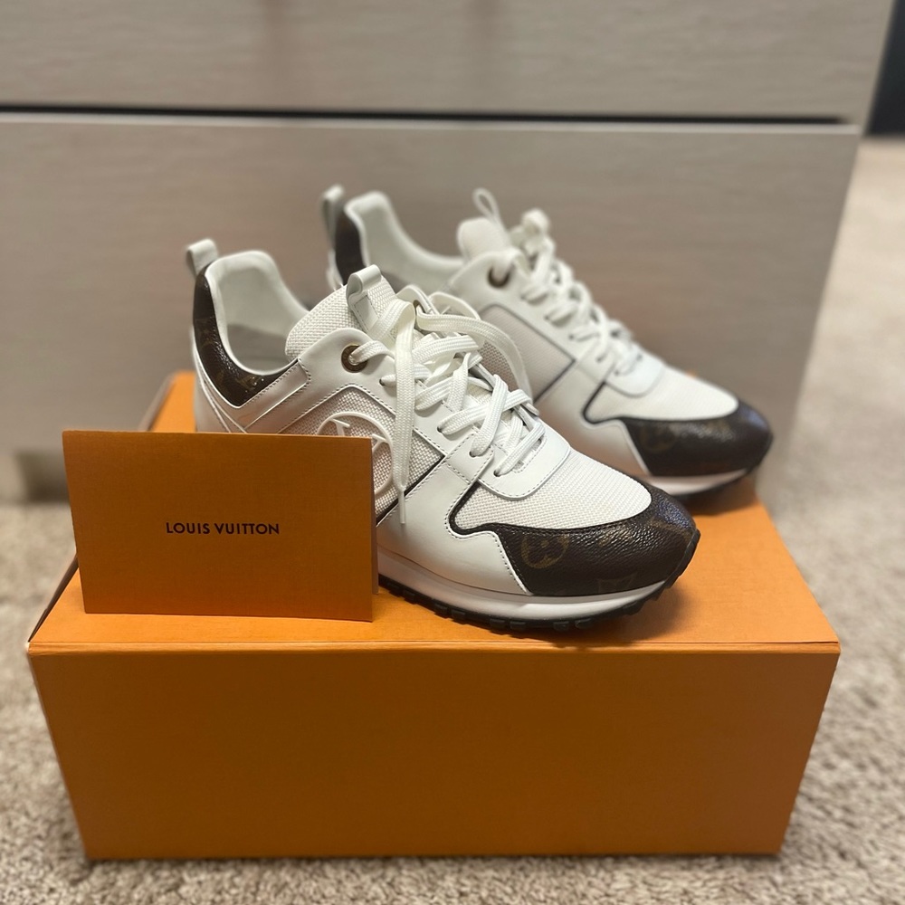 AUTHENTIC Louis Vuitton Run Away Sneaker size 40